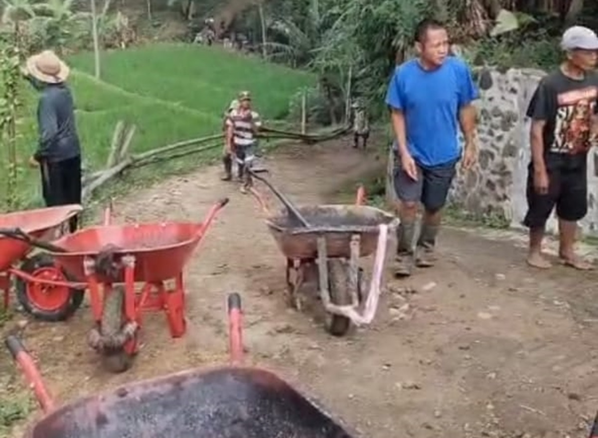 Sinergi Babinsa dan Bhabinkamtibmas Awasi Pengaspalan Jalan di Desa Mekarwangi