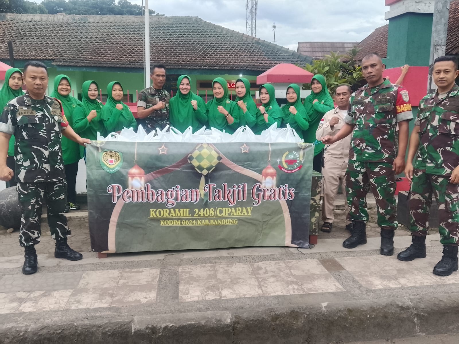 Jelang Buka Puasa, Koramil 2408/Ciparay Kodim 0624 Kabupaten Bandung Bagikan Takjil kepada Masyarakat
