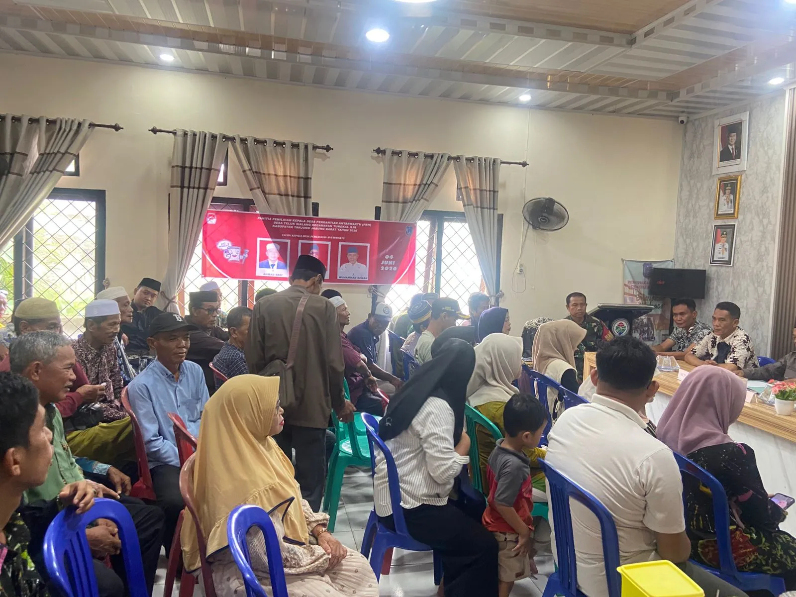 Personel Polres Tanjab Barat dan Polsek Tungkal Ilir Amankan Musyawarah Pemilihan Kades PAW Desa Teluk Sialang Tahun 2026