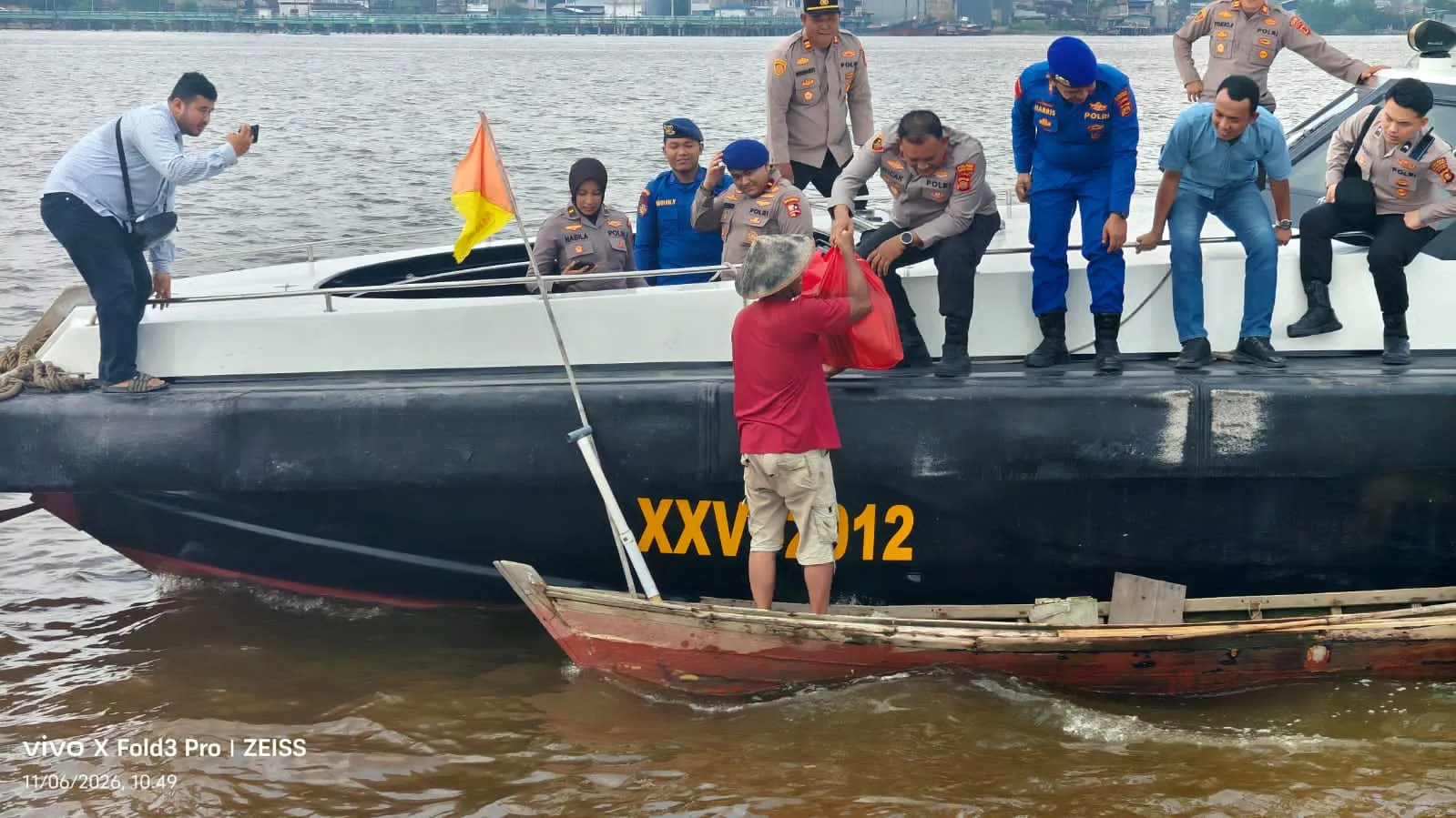 Polres Tanjab Barat Salurkan Bantuan Sosial untuk Masyarakat Pesisir Terpencil, Sambut Hari Bhayangkara ke-80
